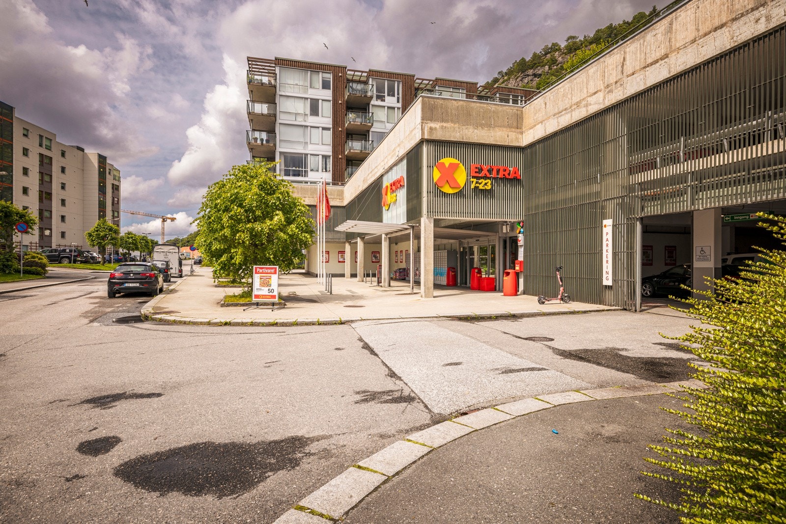 - Dagligvarebutikken Coop Ekstra ligger like utenfor inngangsdøren, med blant annet postkontor - Galleribilde