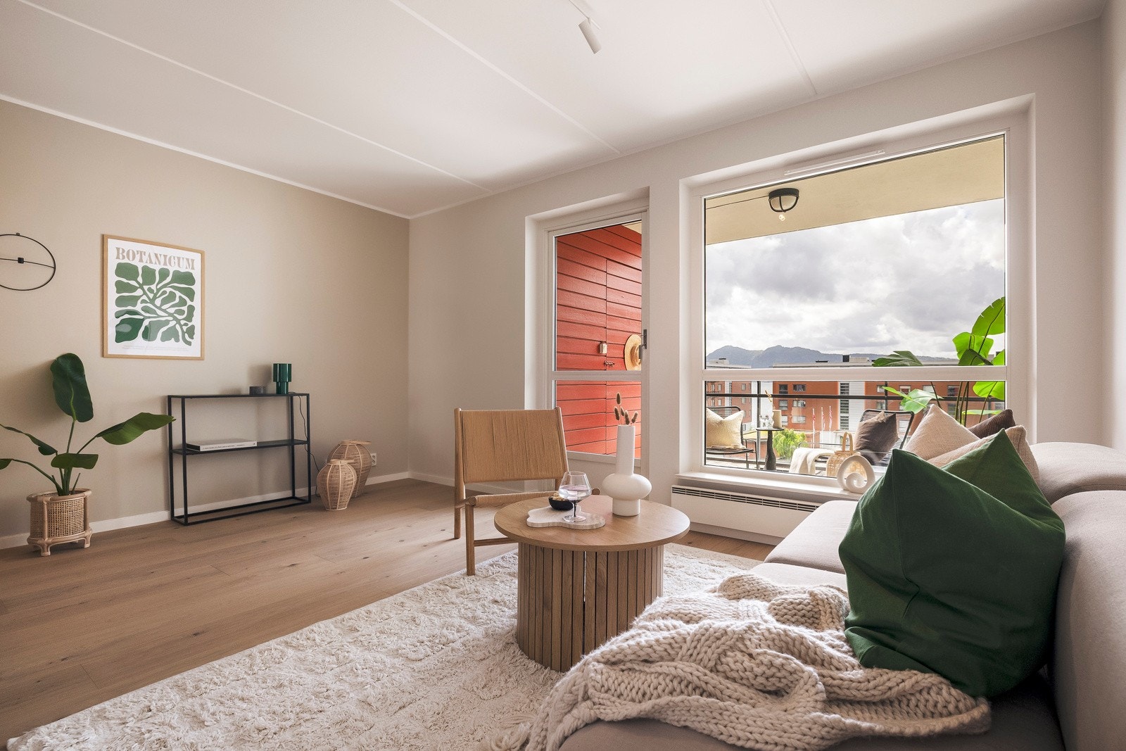 - Boligen har i 2025 fått en fin oppgradering med ny 1-stavs eikeparkett, sparklet og nymalte overflater samt nye taklamper i hele leiligheten. Galleribilde