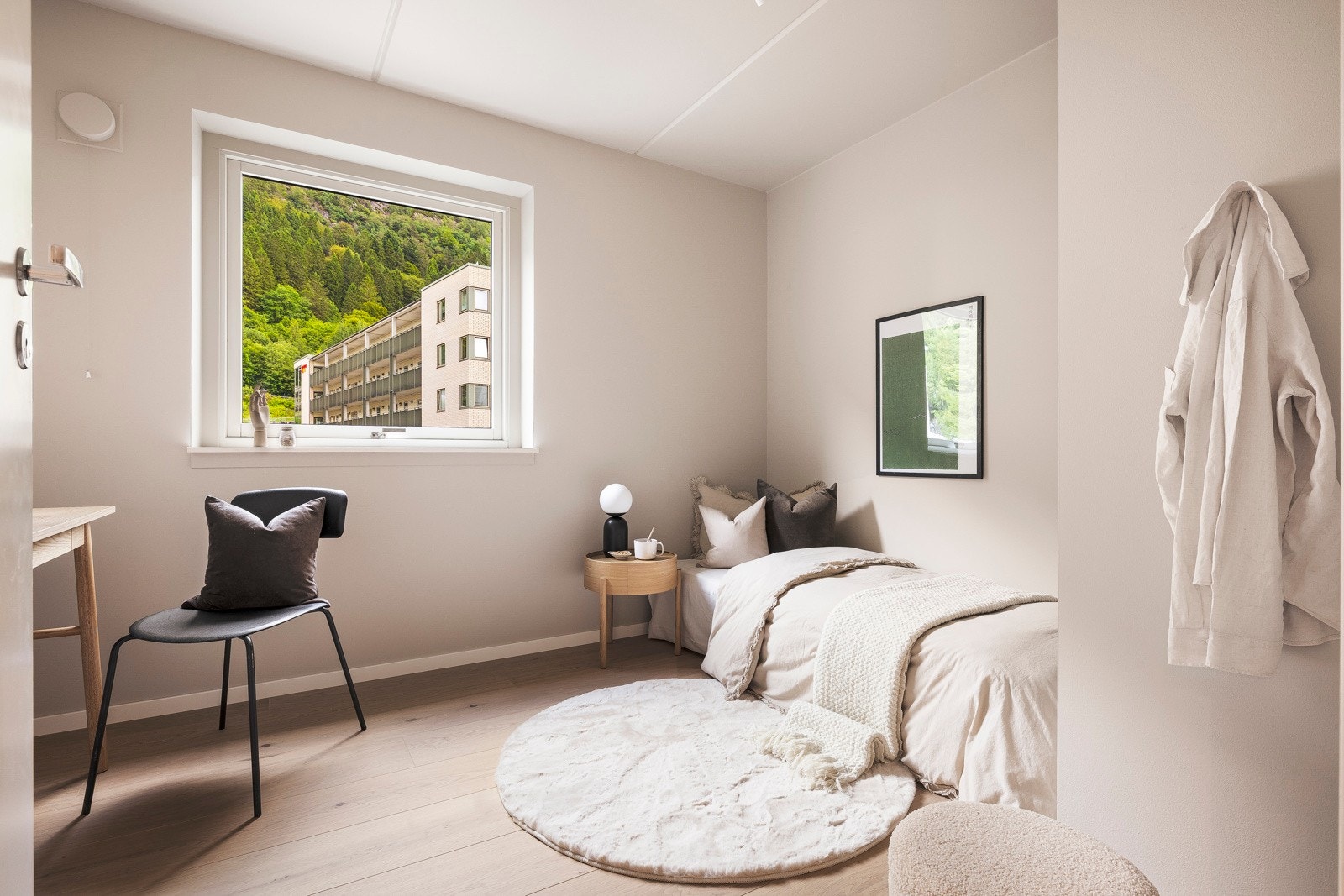 - Soverom 2 holder noe mindre størrelse, men har god plass til ønsket møblering - Galleribilde