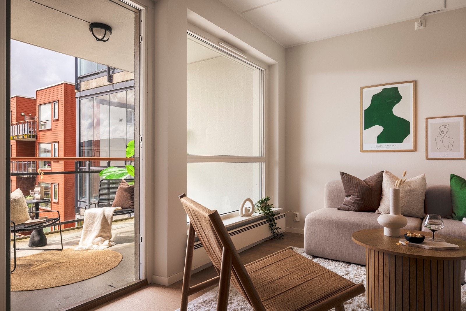 - Fra stuen er det utgang til vestvendt balkong på 7 kvm - Galleribilde