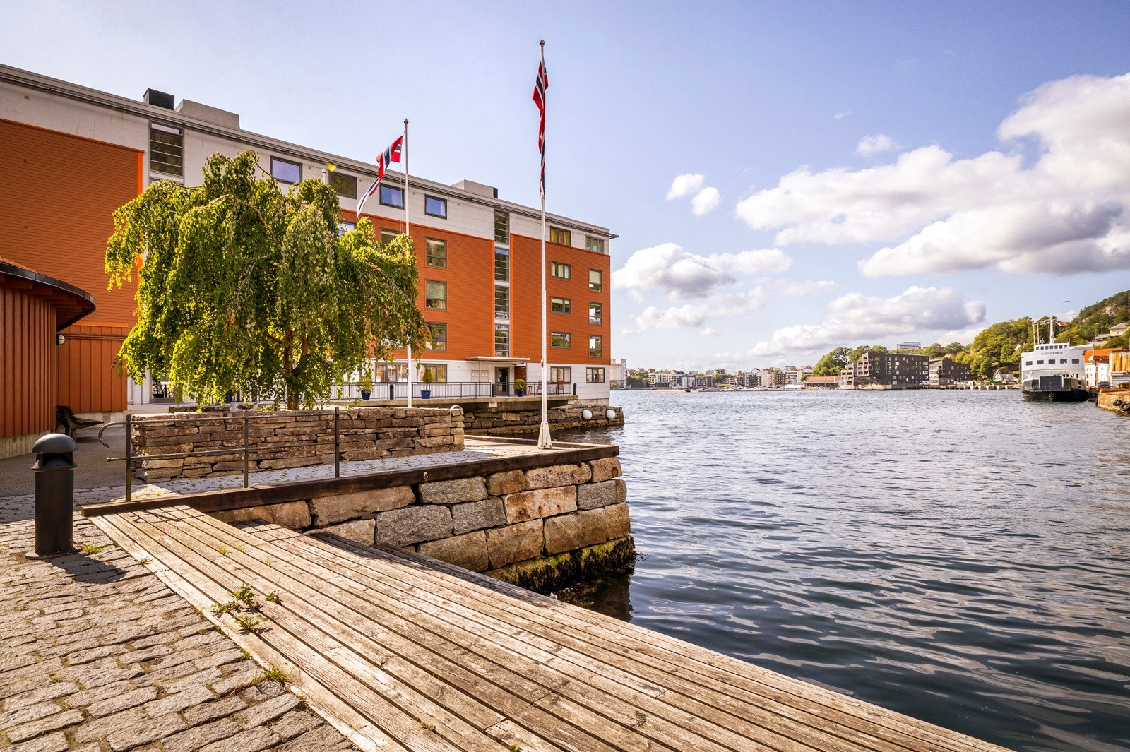 - Det medfølger også fast parkeringsplass i eget garasjeanlegg - Galleribilde