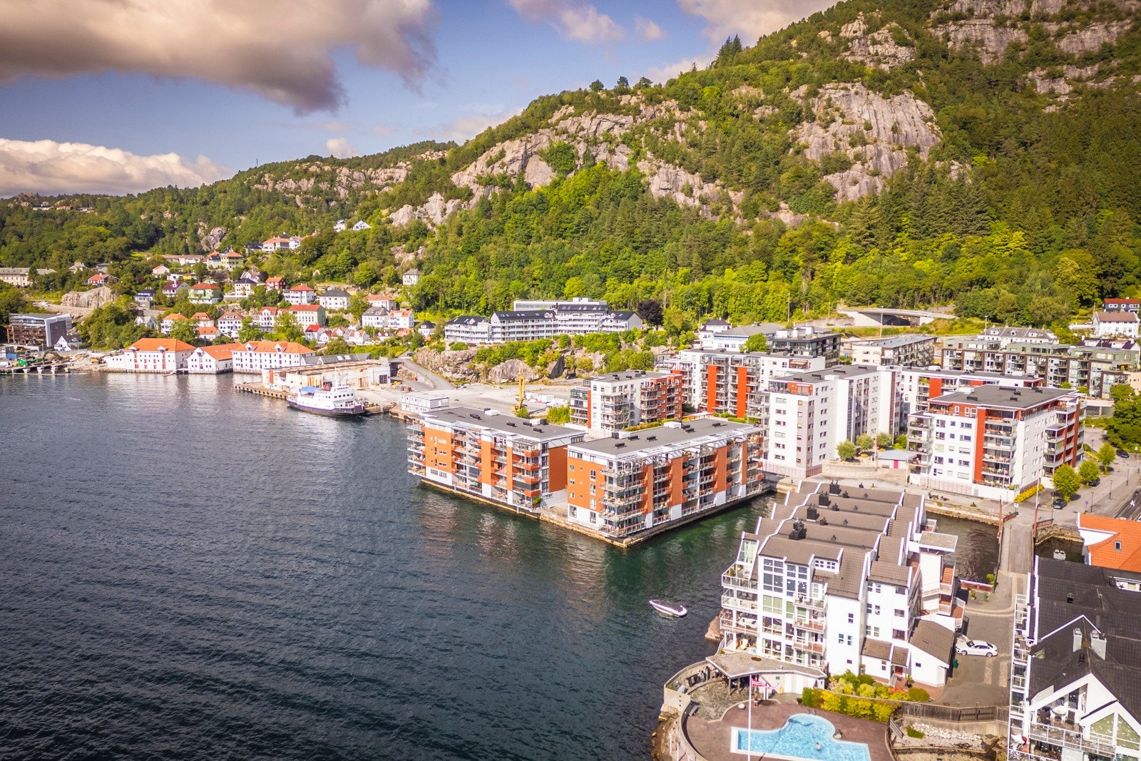 - Området er rolig og veletablert, og fellesarealene er pent opparbeidet. Som beboer på Måseskjæret har man en behagelig hverdag, hvor sjøen er din nærmeste nabo - Galleribilde