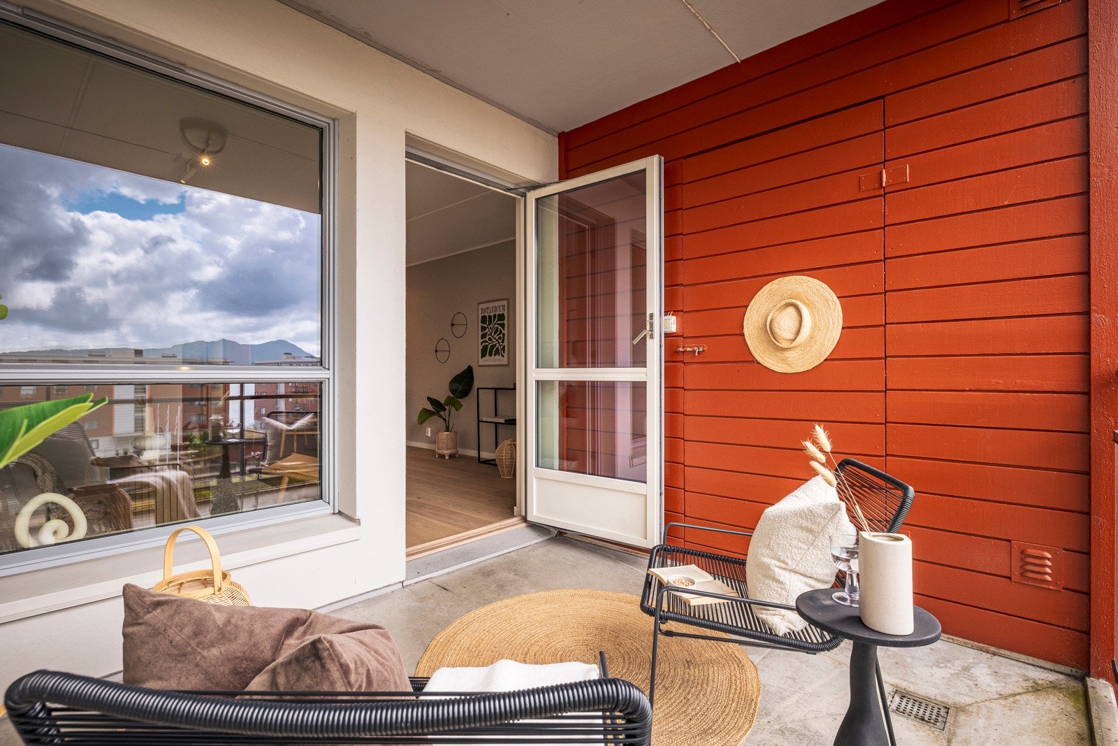 - Balkongen er overbygd, som gjør den mer anvendelig - Galleribilde