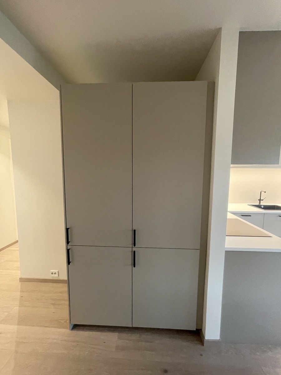 Dobbel kombiskap, som har både kjøle- og fryseskap Galleribilde