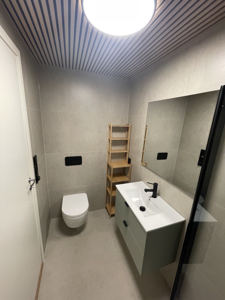 Det andre av to bad. Ekslusivt med store fliser og spilehimling. Galleribilde