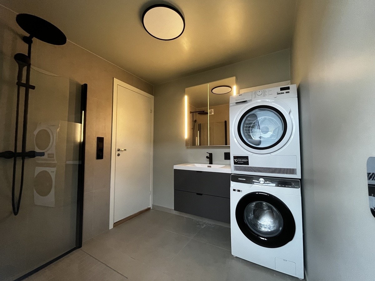 Det største badet. Vaskemaskin fra Samsung og tørketrommel fra AEG. Begge helt nye fra 2023. Galleribilde