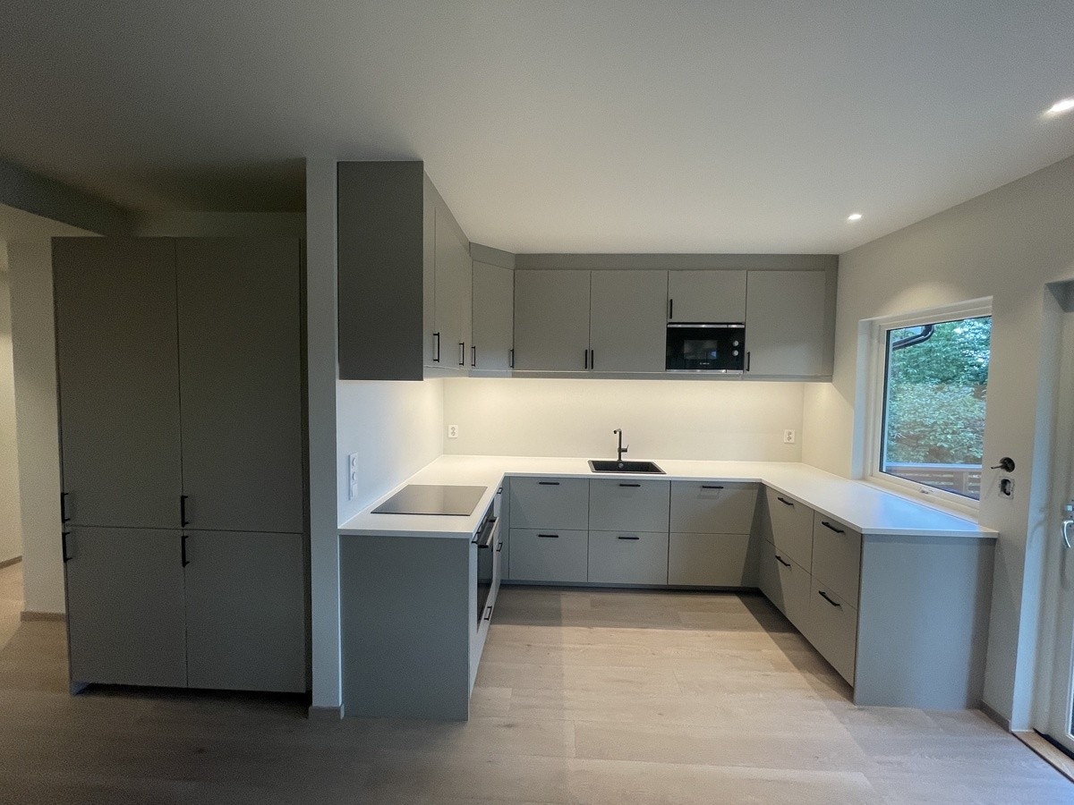 Stort kjøkken med alle fasiliteter. Integrert mikrobølgeovn. Alt av kjøkkenutstyr inkludert. Galleribilde