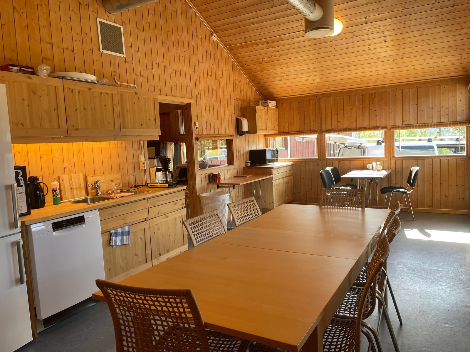 Kjøkken-/hvilerom med matbod Galleribilde