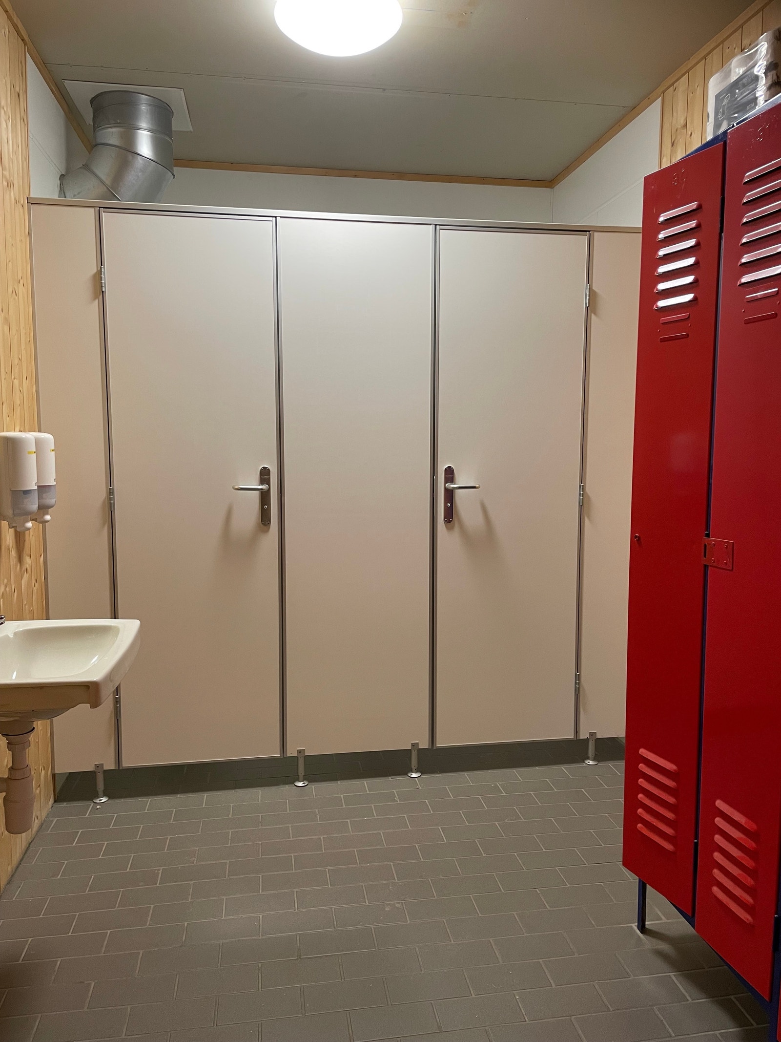 Garderobe med wc og dusj 1 Galleribilde