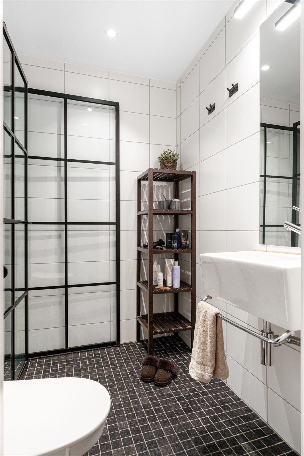 Flislagt og tidløst bad med behagelig varme i gulv. Galleribilde