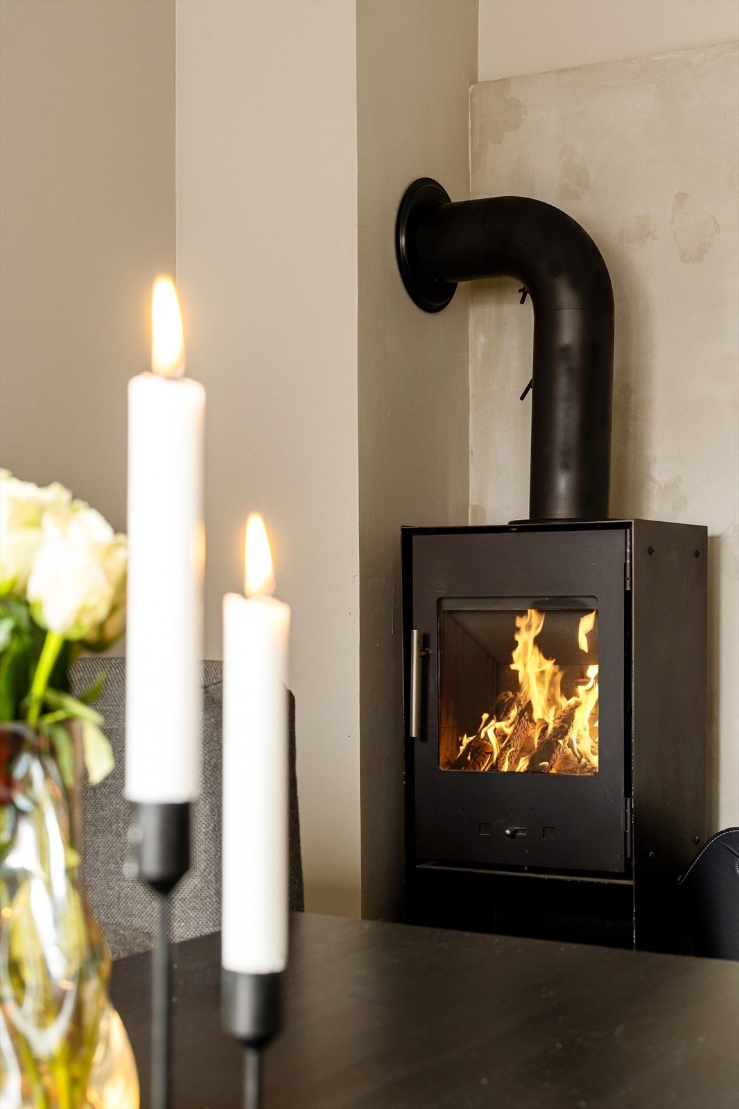 På de aller lengste vinterdagene er det kjekt å kunne fyre opp i vedovnen. Galleribilde