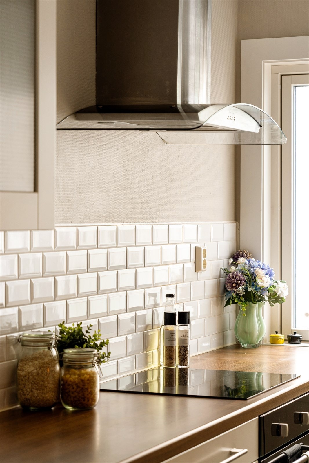 Lekre metroflis over kjøkkenbenken gjør det enklere med rengjøring, samtidig som kjøkkenet får et moderne inntrykk. Galleribilde