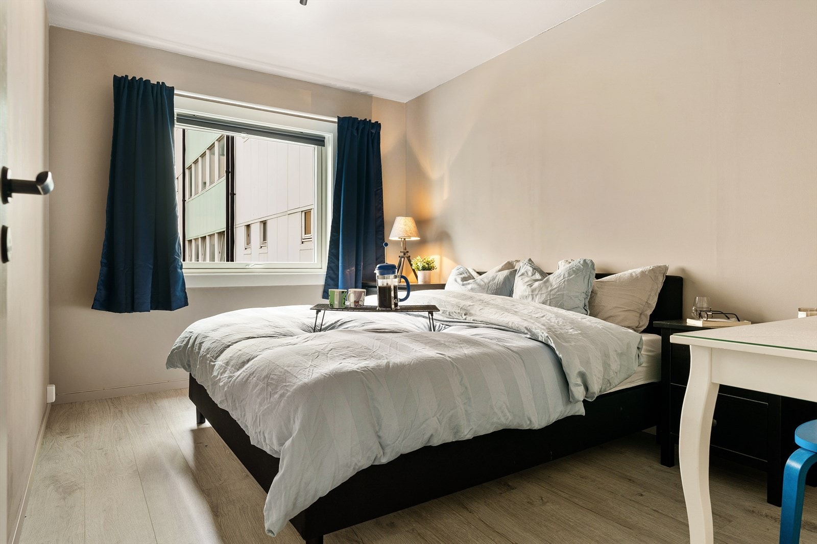 Begge soverommene er av god størrelse. Dette er på 10.8 kvm og vender ut mot en rolig bakgård. Galleribilde