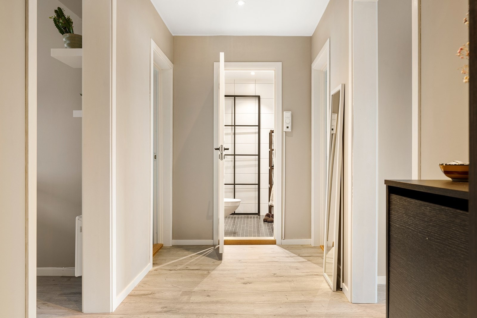 I 2021 ble himlingen nedforet og nye spotter montert både i gang og på bad. Galleribilde