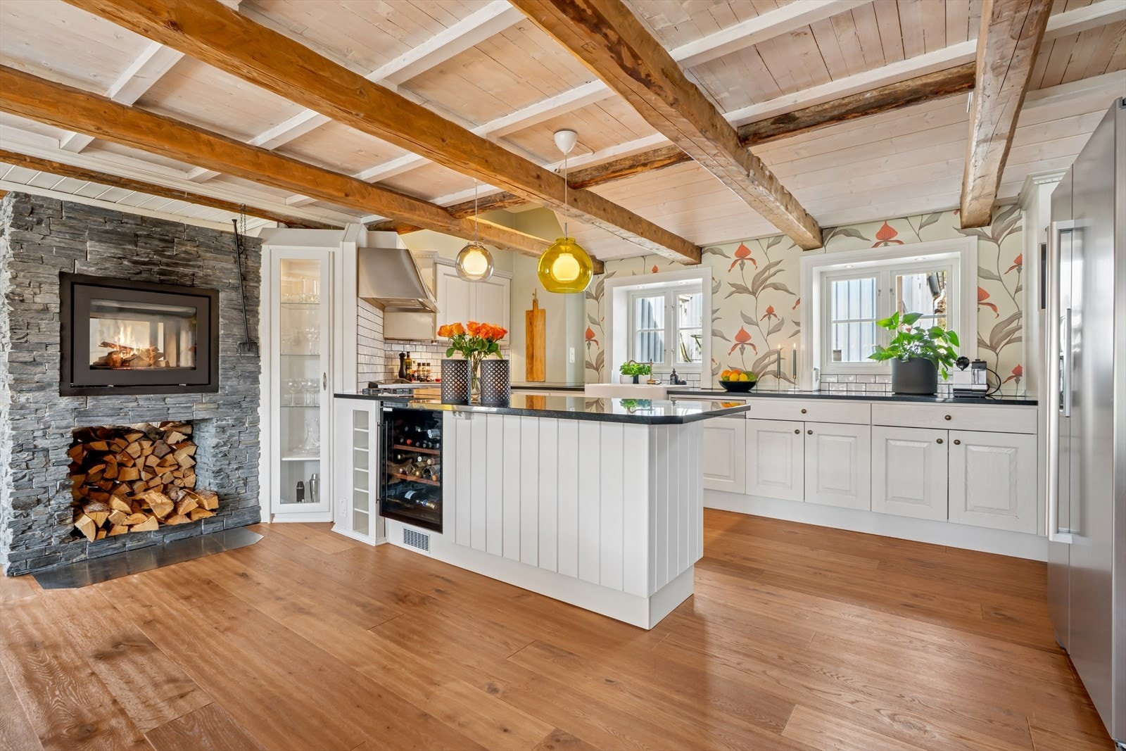 Integrerte løsninger med bl.a. vinskap og vitrineskap med glassdør og innvendig belysning Galleribilde