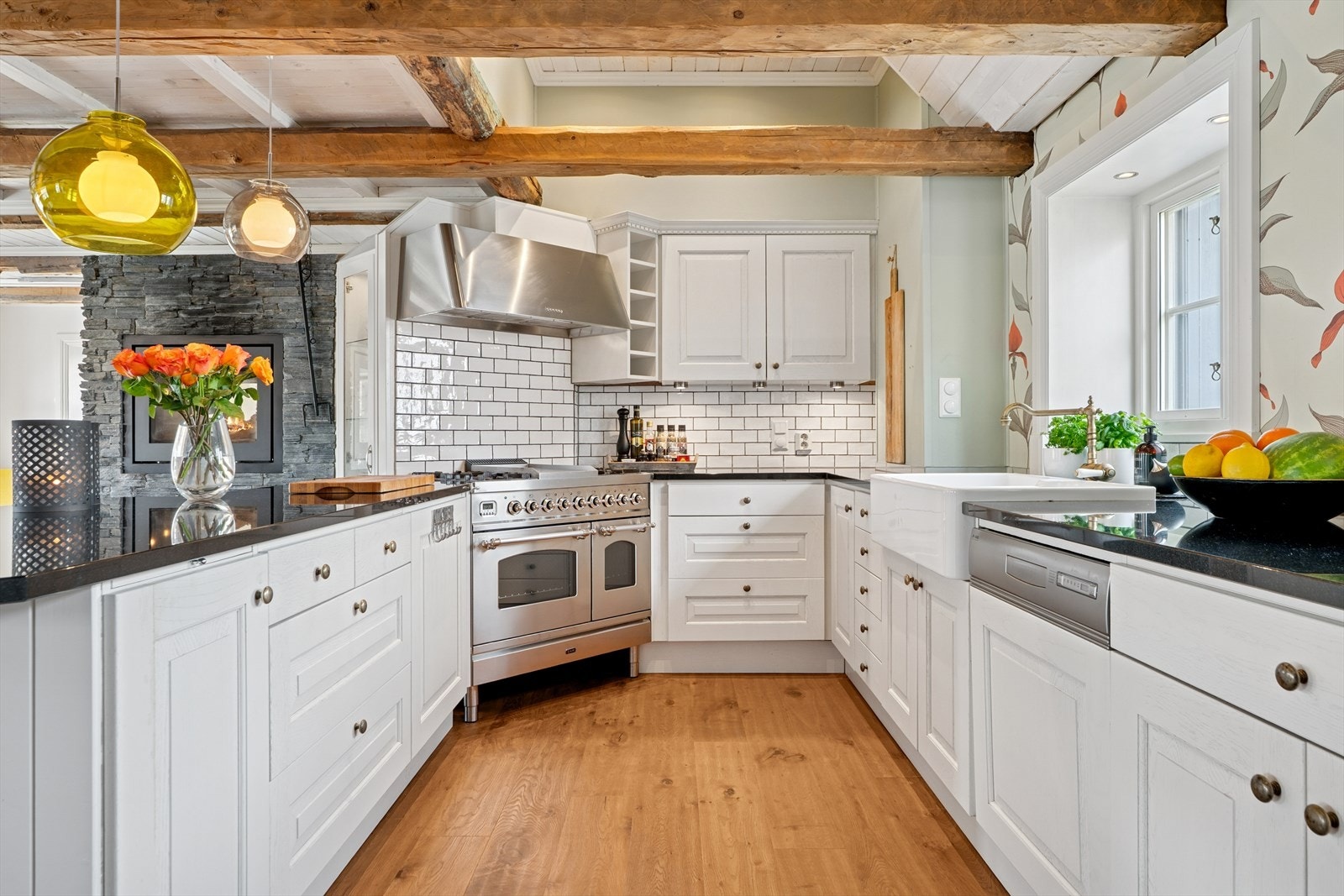 Kjøkkeninnredning fra 2009 av merket Tibro med en åpen løsning med kjøkkenøy. Innredningen har lyse profilerte fronter og benkeplater i stein. Galleribilde