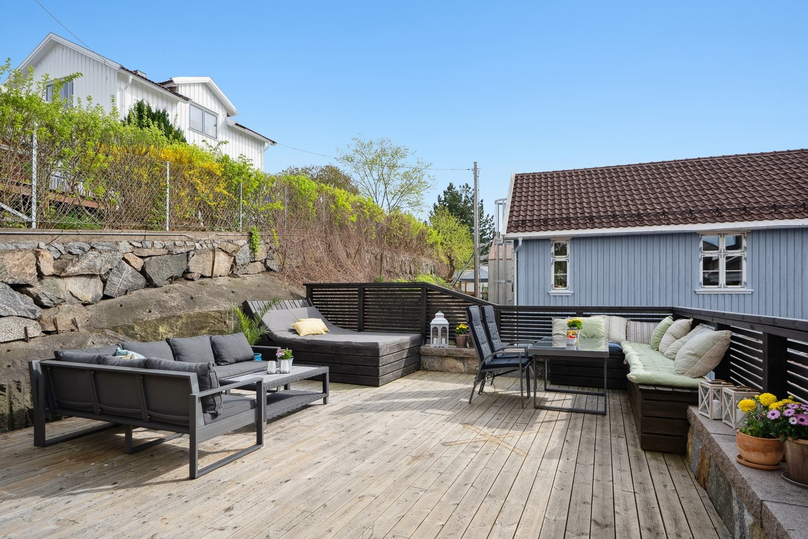 Her bys du på flere soner og plassbygde sitte- og sol plasser Galleribilde