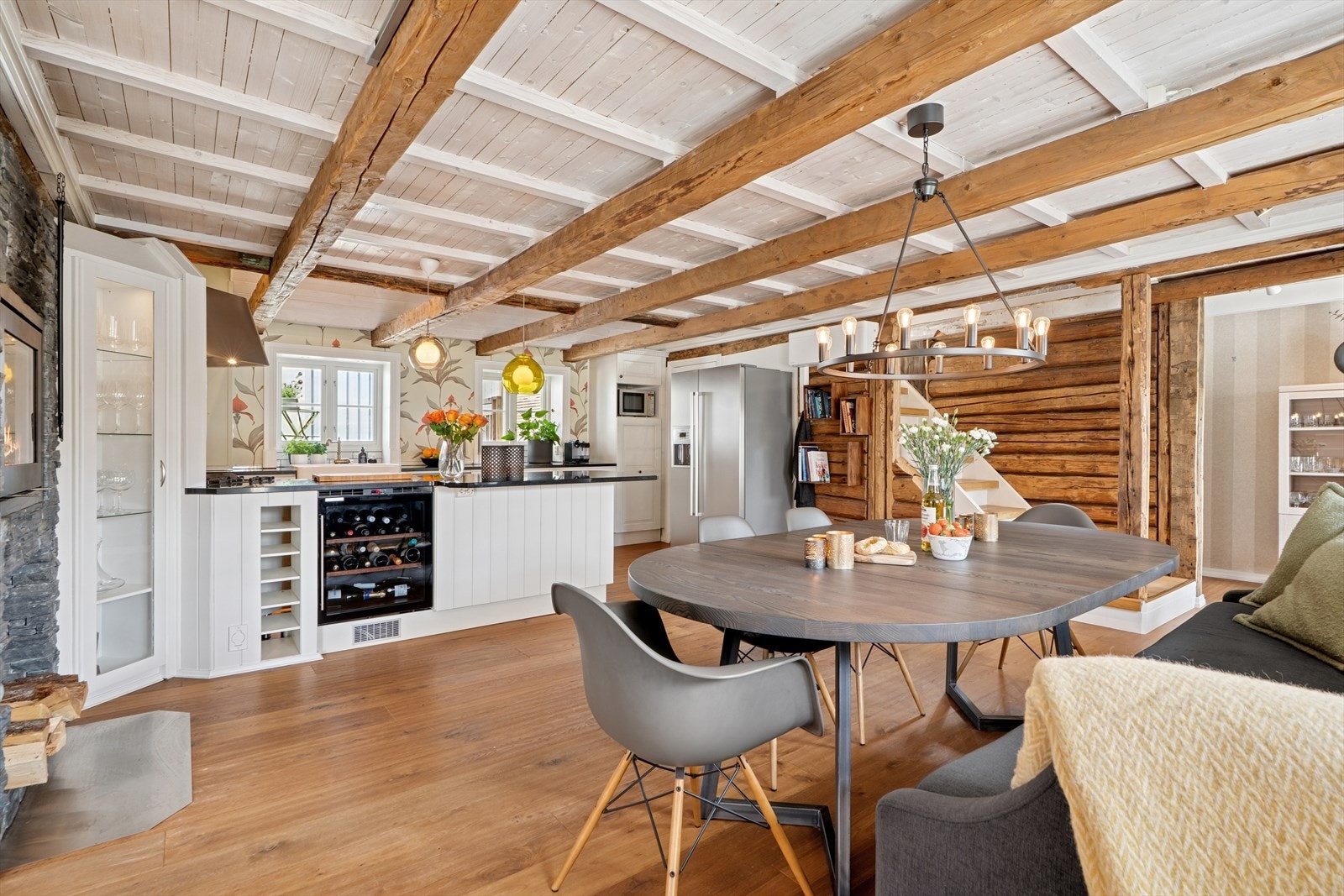 Kjøkkenet er leilighetens midtpunkt og har plass for en romslig spisestue Galleribilde