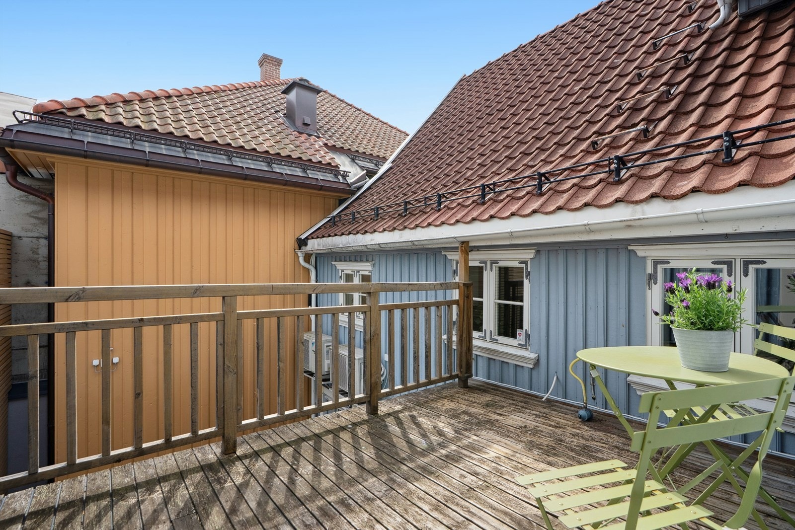 Balkong på ca. 8 kvm med utgang fra kjøkkenet nyter morgensolen Galleribilde