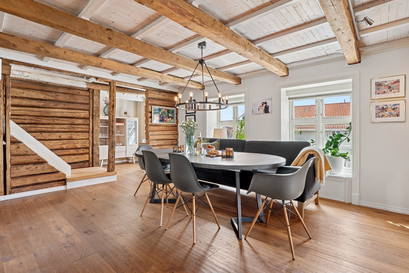 Eiendommen har ett erværdig uttrykk med flott originale tømmervegger og rustikke dragere Galleribilde