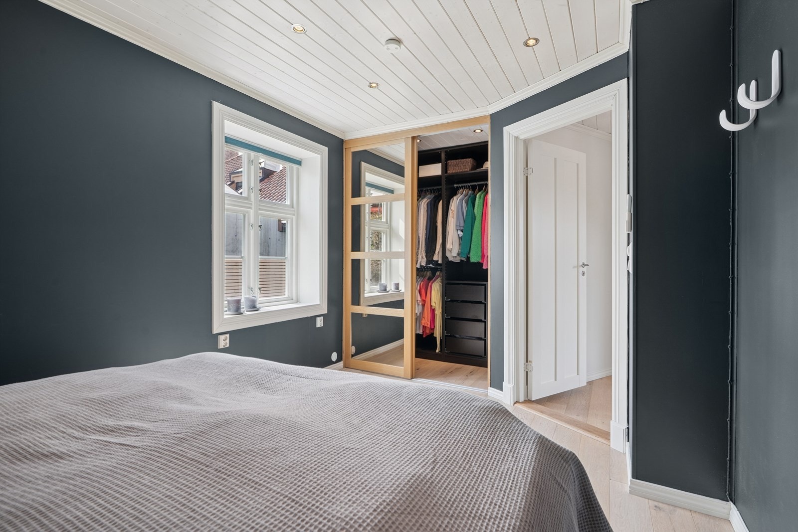 Hovedsoverom har walk-in/skyvedørsgarderobe Galleribilde