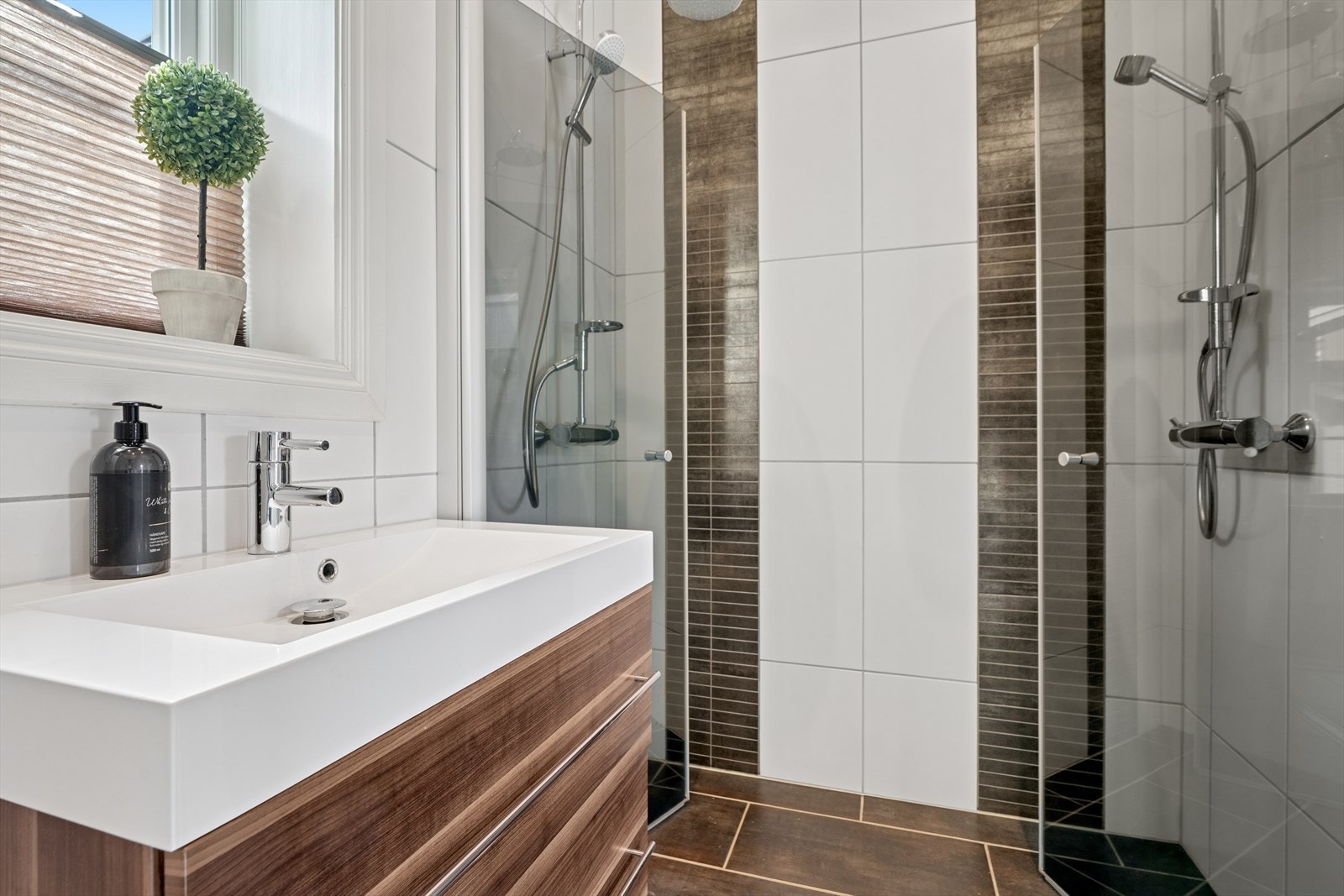 Dusjhjørne med 2 dusjer og innfellbare dører i herdet glass. Galleribilde