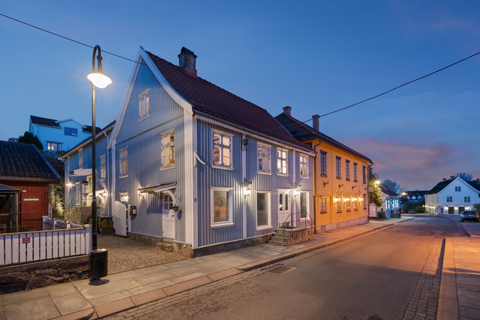 Leiligheten ligger i sjarmerende bygård midt i hjertet av Drøbak Galleribilde