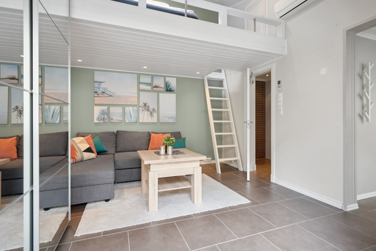 Anneks i bakgård er innredet med stue, kjøkken, bad og sovehems. Annekset er registrert som bod og er ikke bruksendret overfor kommunen. Galleribilde