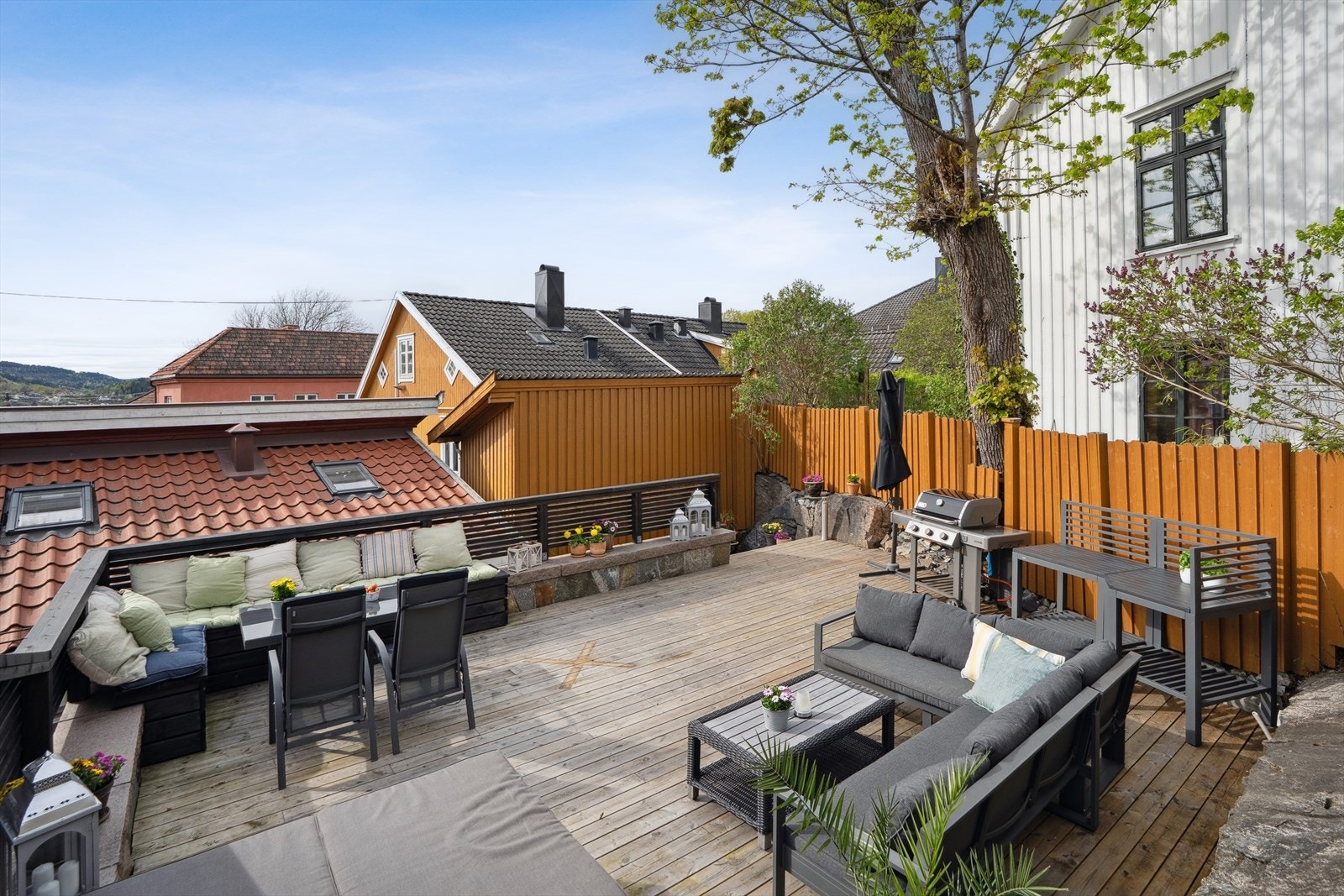 Takterrassen over garasjen er på ca. 40 kvm Galleribilde