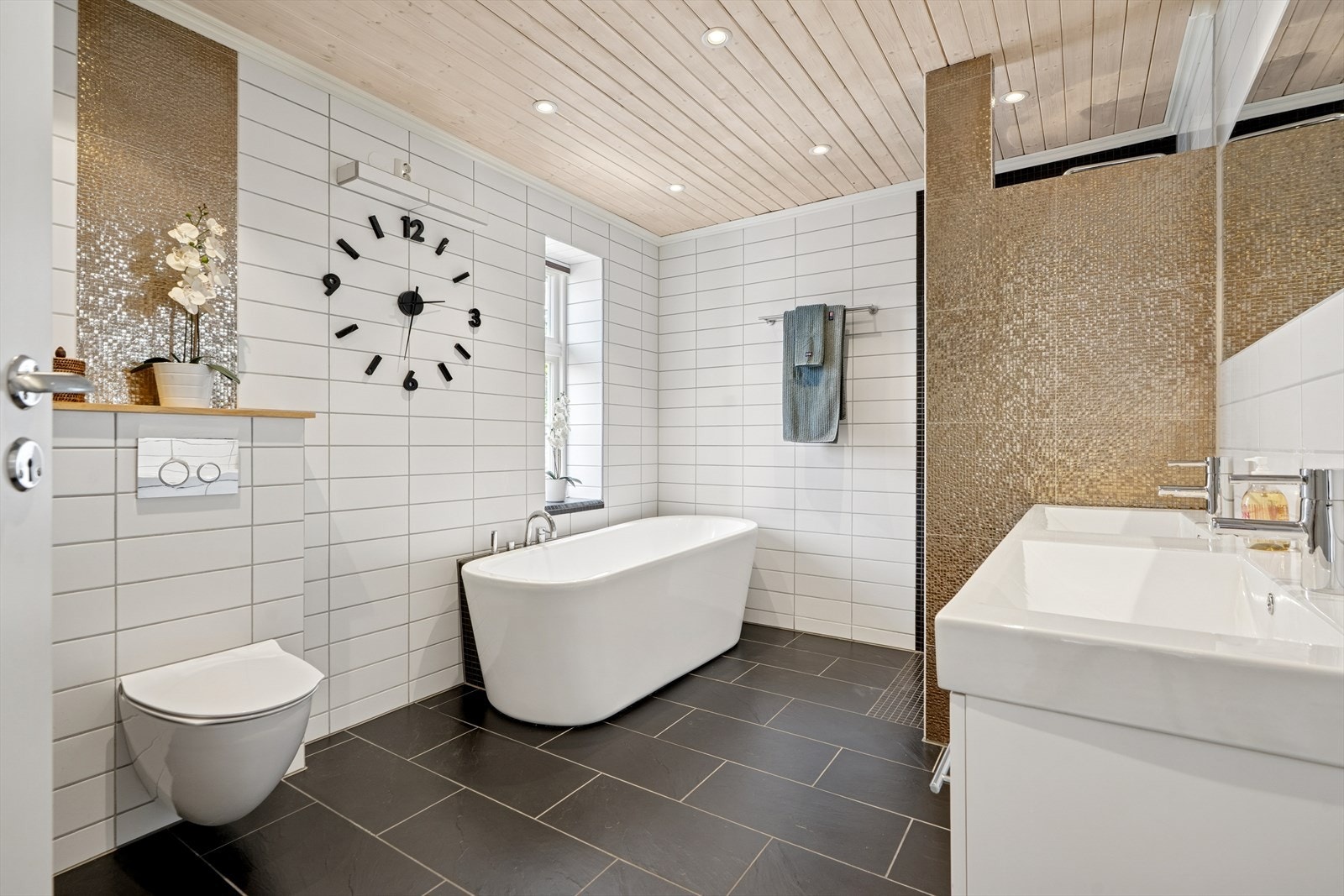 Ved soverom er delikat baderom med tidløse fliser og varmekabler i gulv. Galleribilde