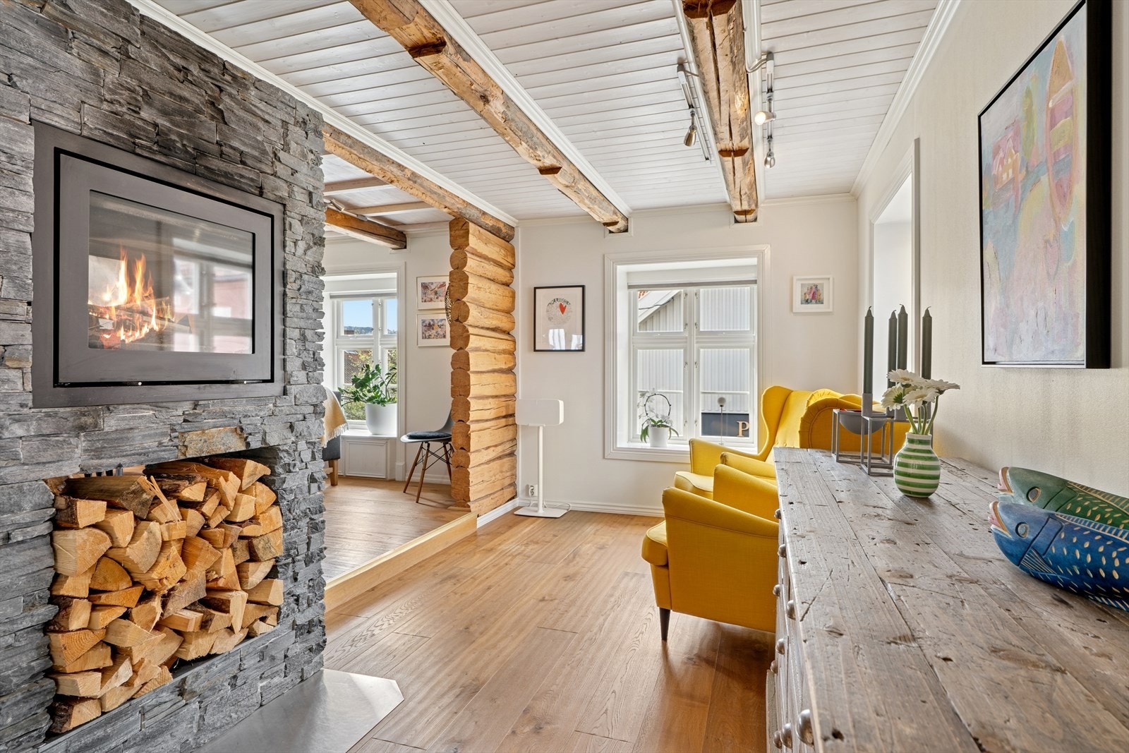 Peisestuen med fin plass for godstolen eller sofahjørne Galleribilde