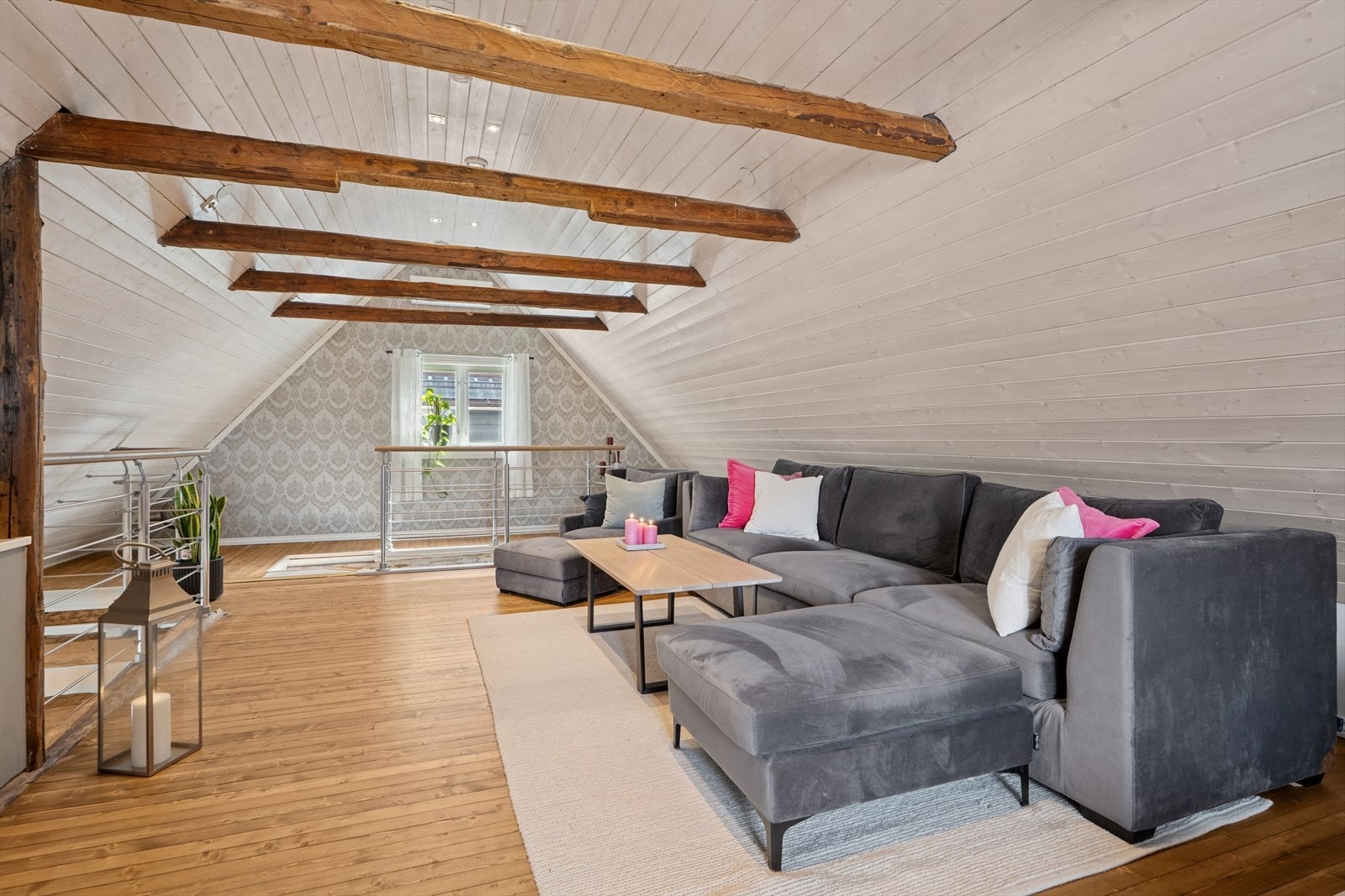 Loftstuen er gjennomgående i etasjen med ett flott gjennomlys Galleribilde