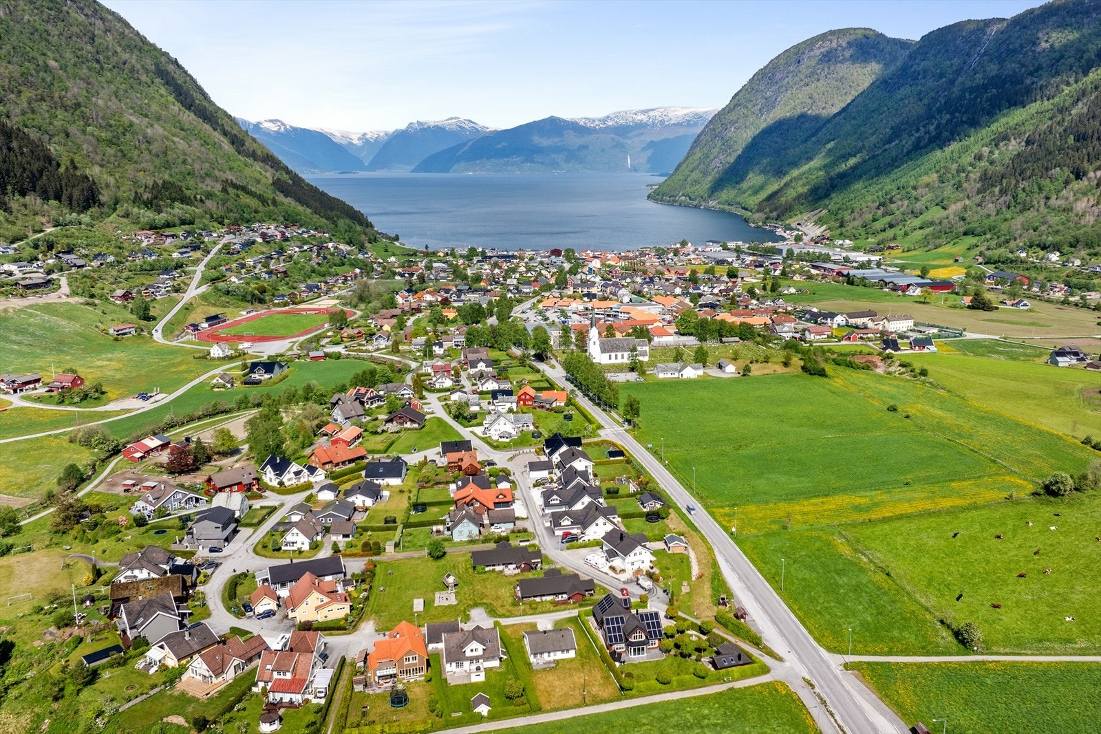 Vikøyri er utbygd med butikkar, post, bank, barne-og ungdomsskule, barnehage og offentleg kontor med meir. Galleribilde