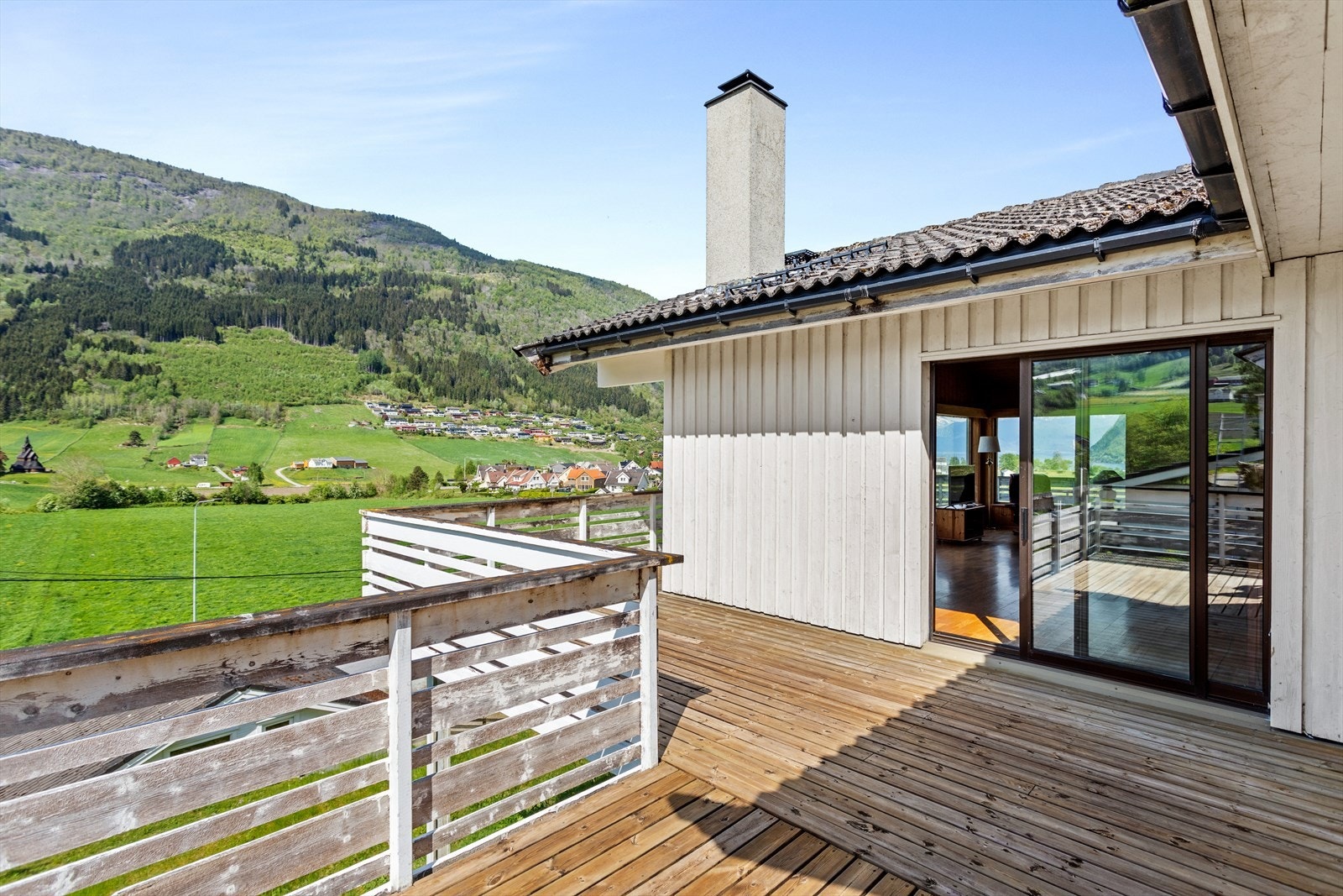 I 1.etg. er det veranda med tilkomst frå stove. Galleribilde