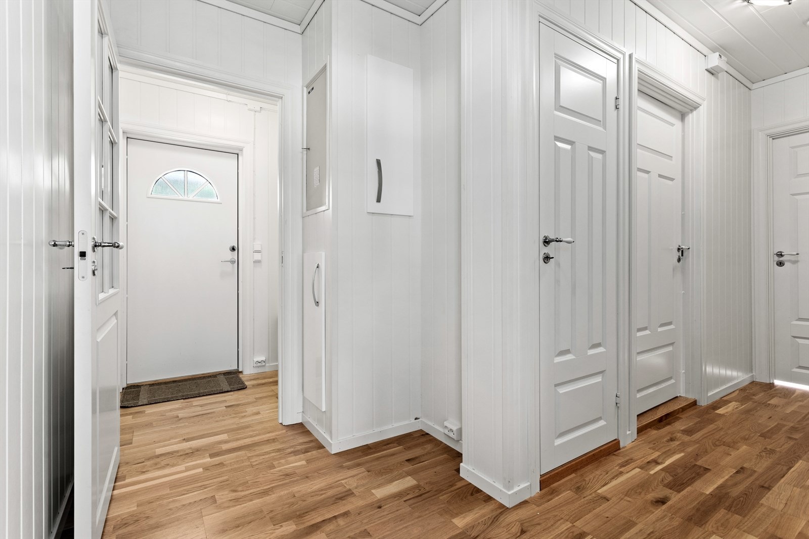 Lyst og triveleg vindfang/gangareal med plass til oppheng av ytterklede. Galleribilde