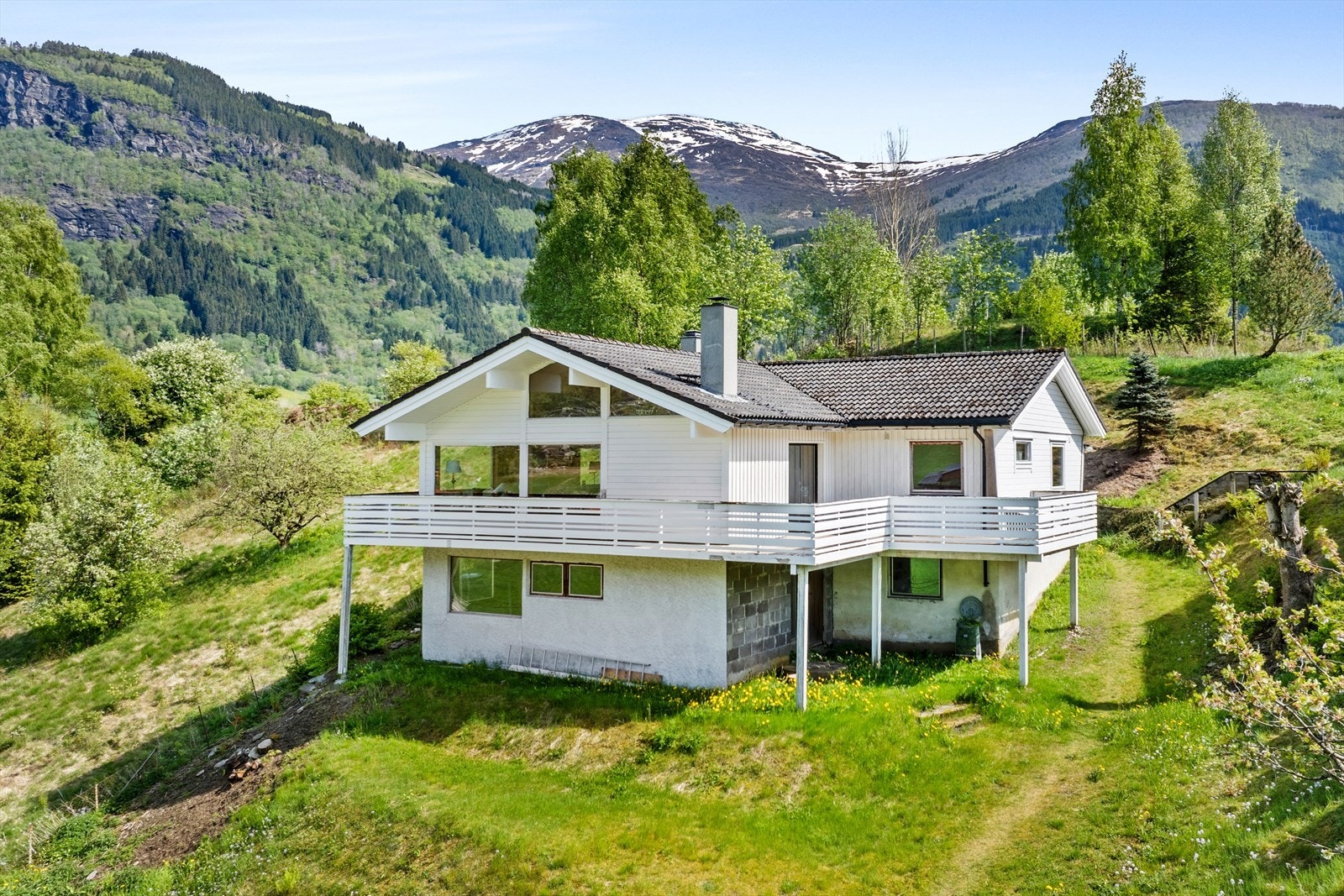 Einebustad på 2 etasjar oppført i 1963 og utvida i 1982 med tilbygg framover. Galleribilde