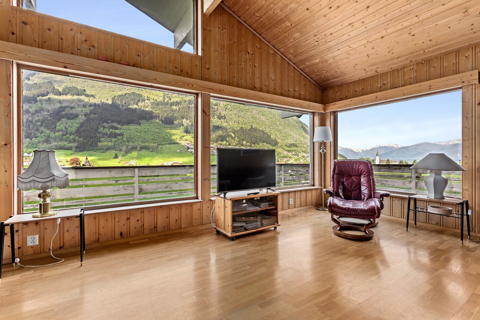 Dei store vindaugsflatene sørgjer for gode lysforhald og flott utsikt mot bygdi og fjorden. Galleribilde