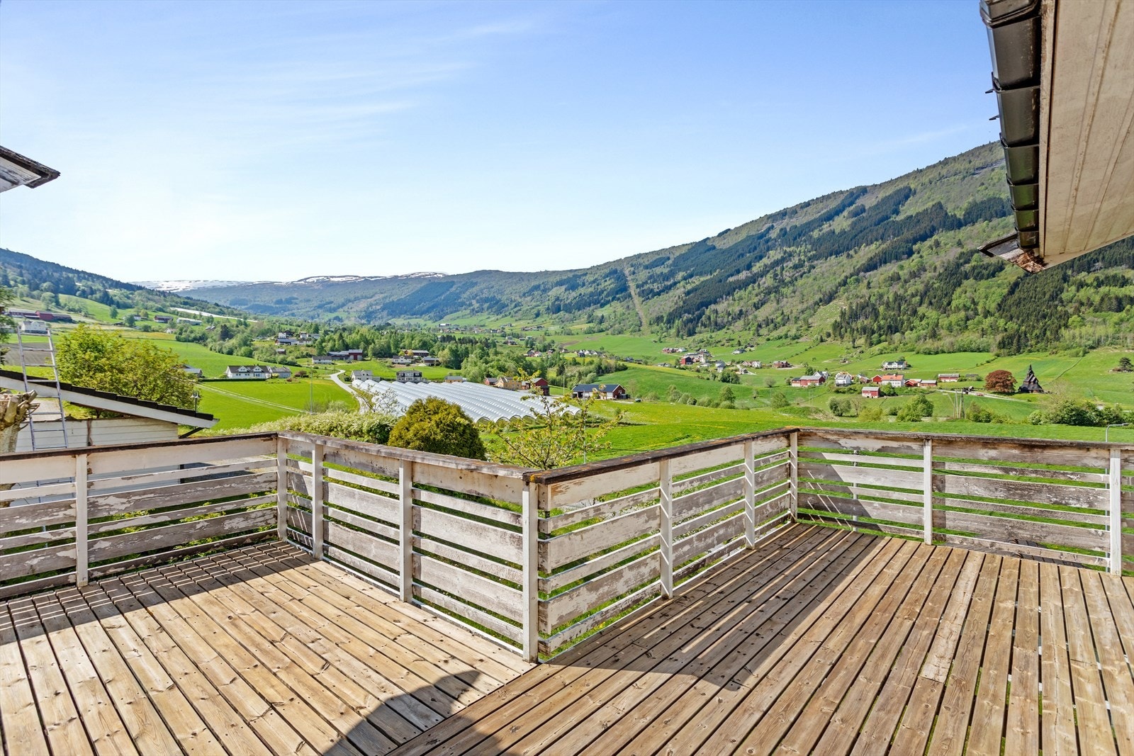 Her ute kan du nyte gode solforhald og flott utsikt. Galleribilde