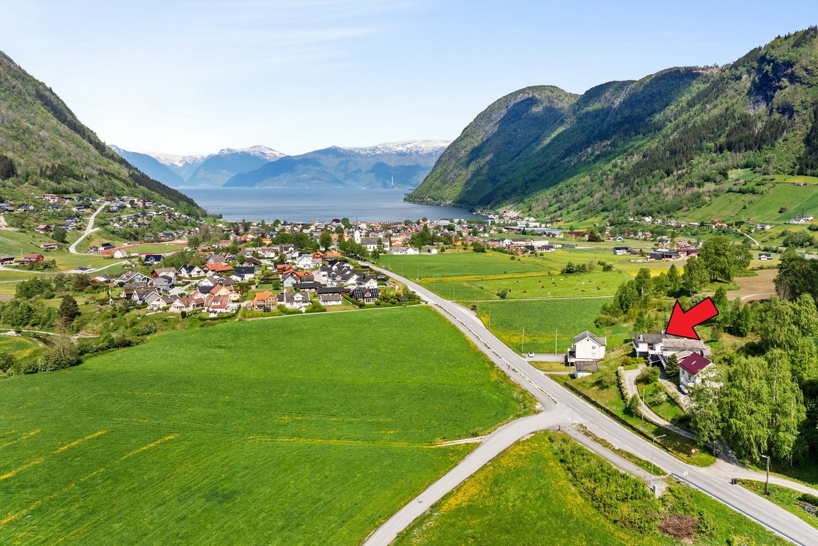 Velkommen til Bøadalsvegen 58! Eigedomen ligg vakkert til, berre ca 2 km sør frå Vik sentrum. Galleribilde