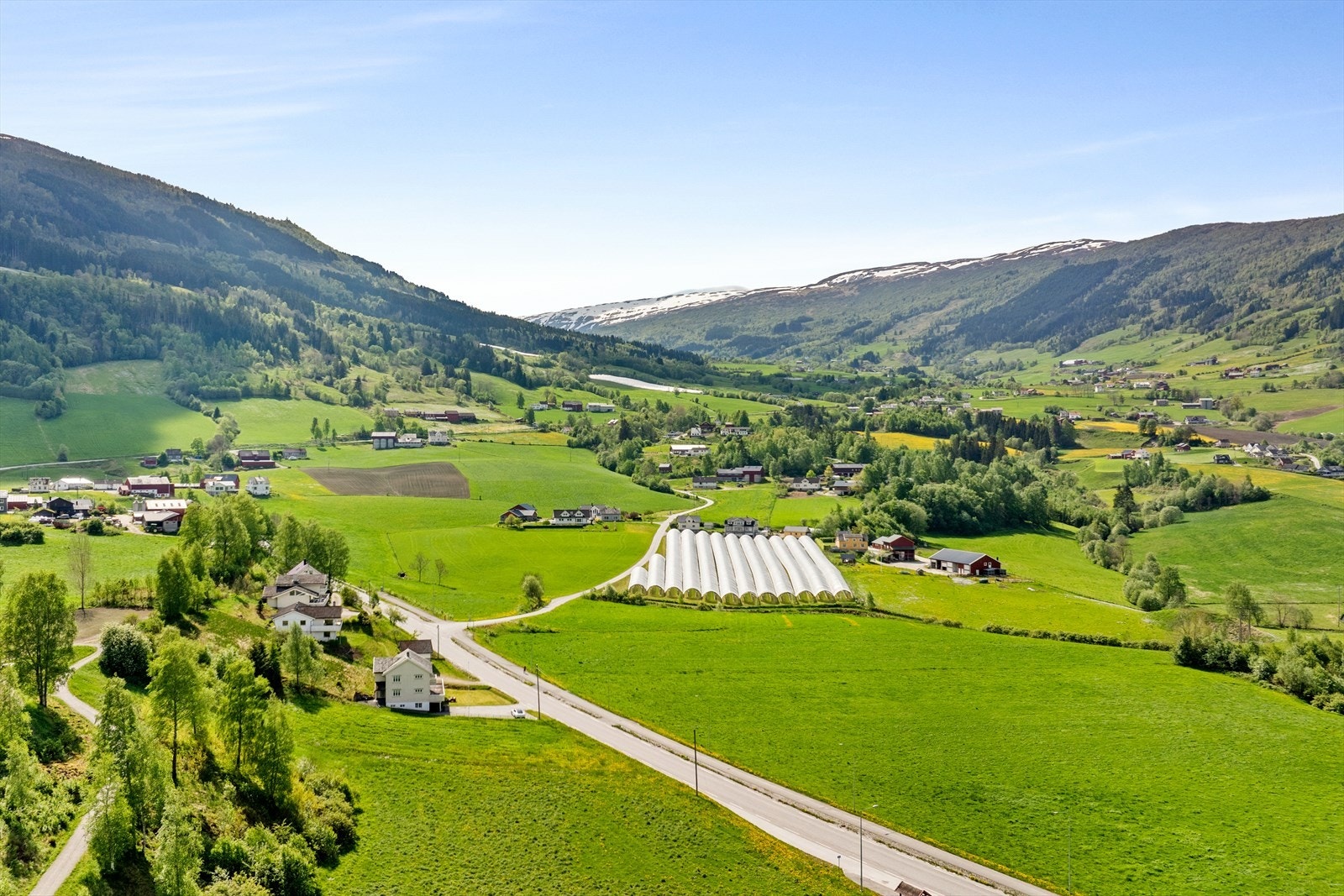 Området er eit typisk jordbruksområde med noko spreidd busetnad. Vik kommune har fantastiske fjellandskap og fjordar som tilbyr flotte naturopplevelsar. Galleribilde