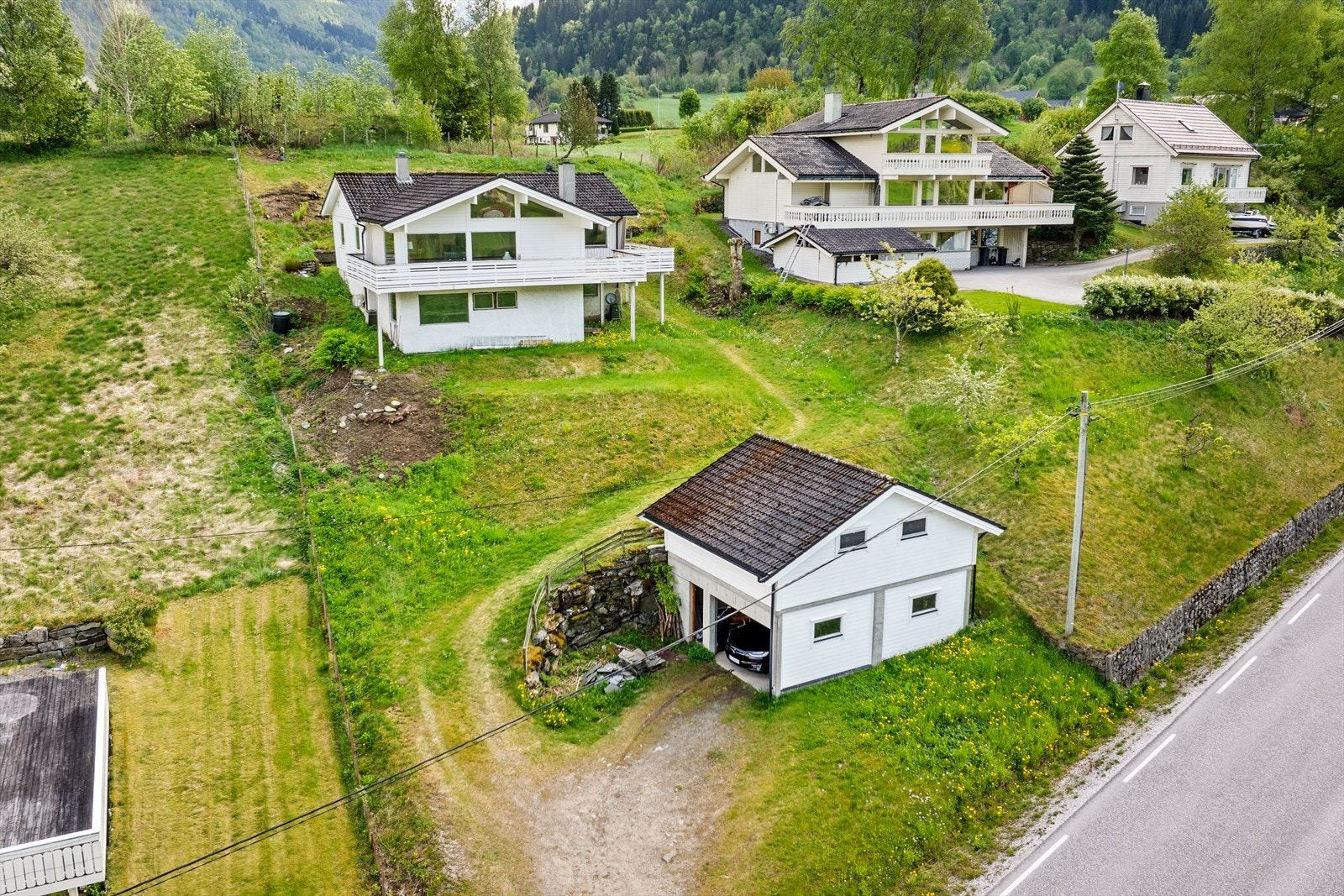 I tillegg er det garasje på 2 etasjar med bod og garasjeplass. Galleribilde