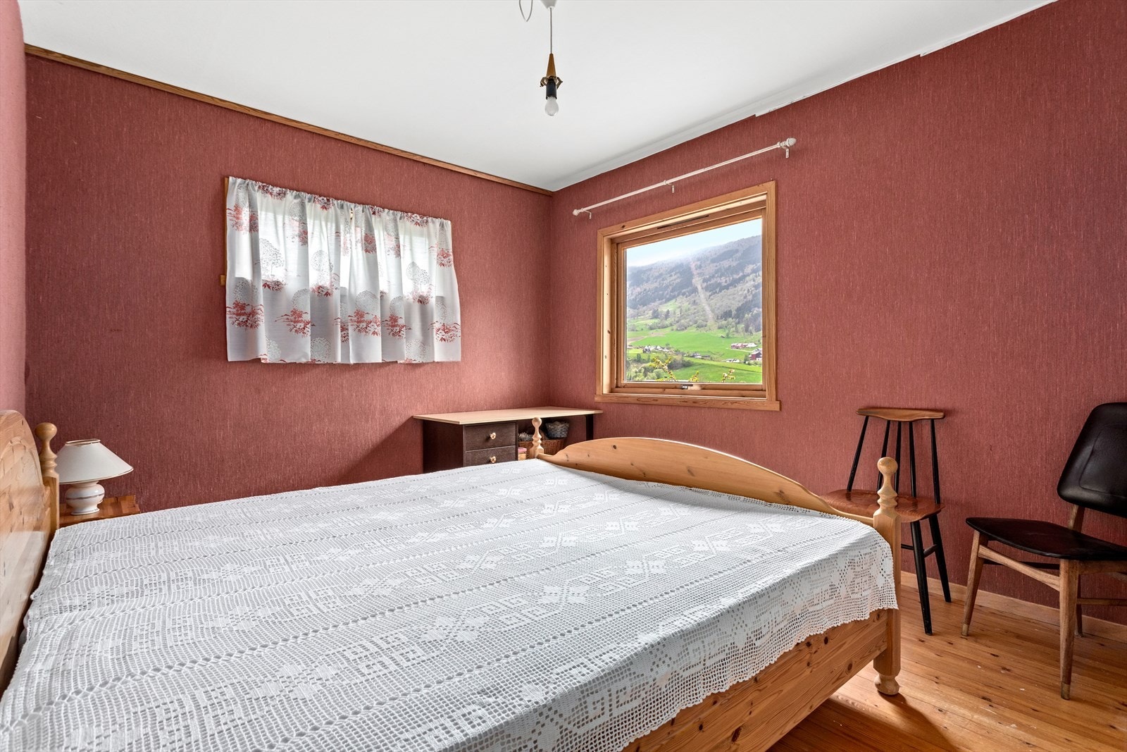 Etasjen har også 2 fine og romslege soverom med plass til dobbeltseng. Galleribilde