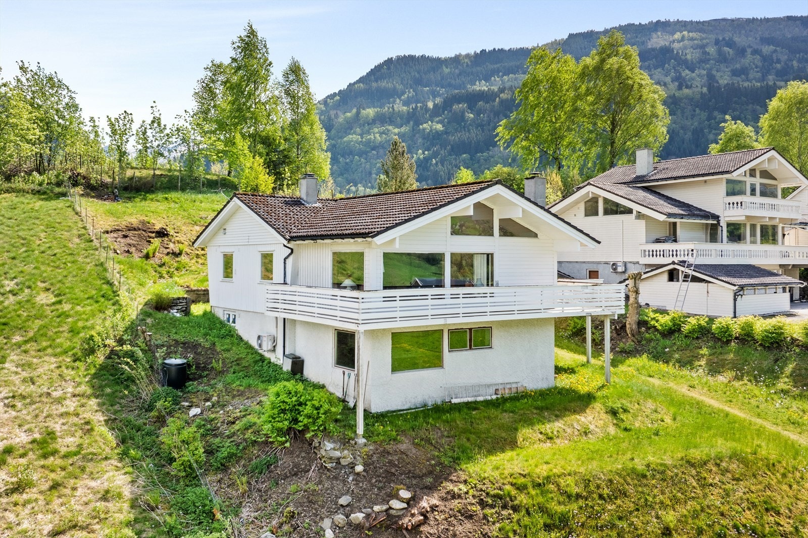 Opparbeida uteområde med tun og hageanlegg. Galleribilde