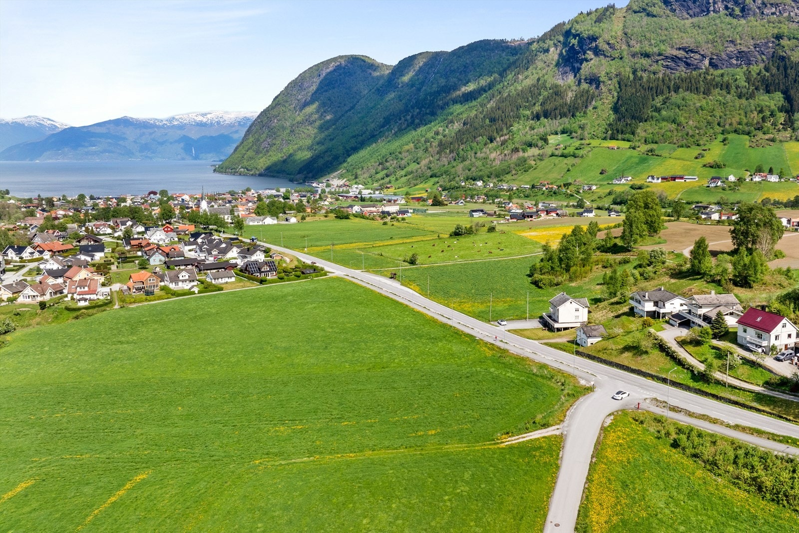 For dei som elskar friluftsliv og naturopplevingar, er det kort veg til Vikafjellet - ein populær destinasjon for alt frå fjellturar til ski. Stølsheimen er også lett tilgjengeleg og byr på eit eineståande turområde med vakre landskap og flotte turruter. Galleribilde