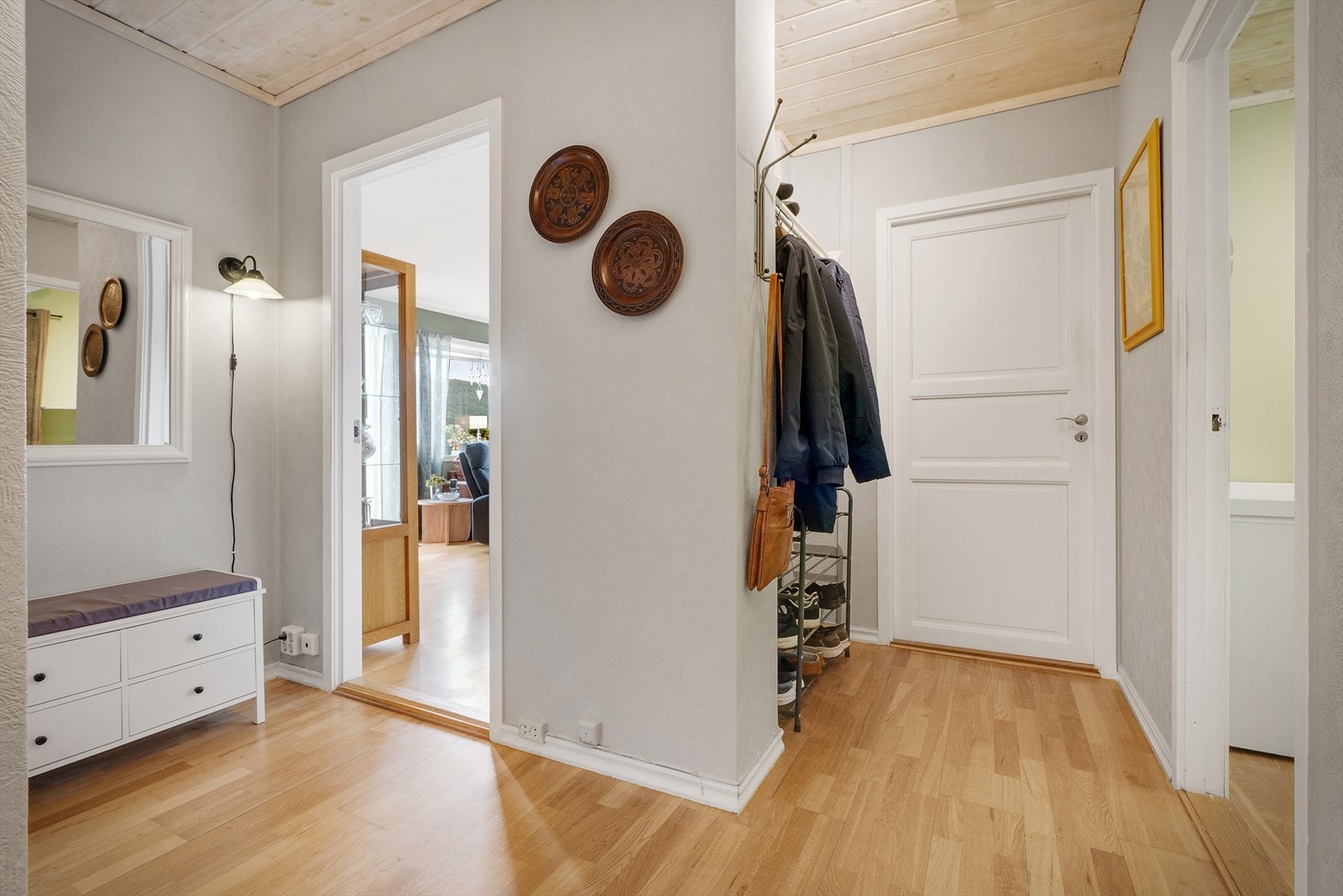 I andre etasje blir du møtt av en romslig entré, med god plass til å henge fra seg både jakker og sko. Galleribilde
