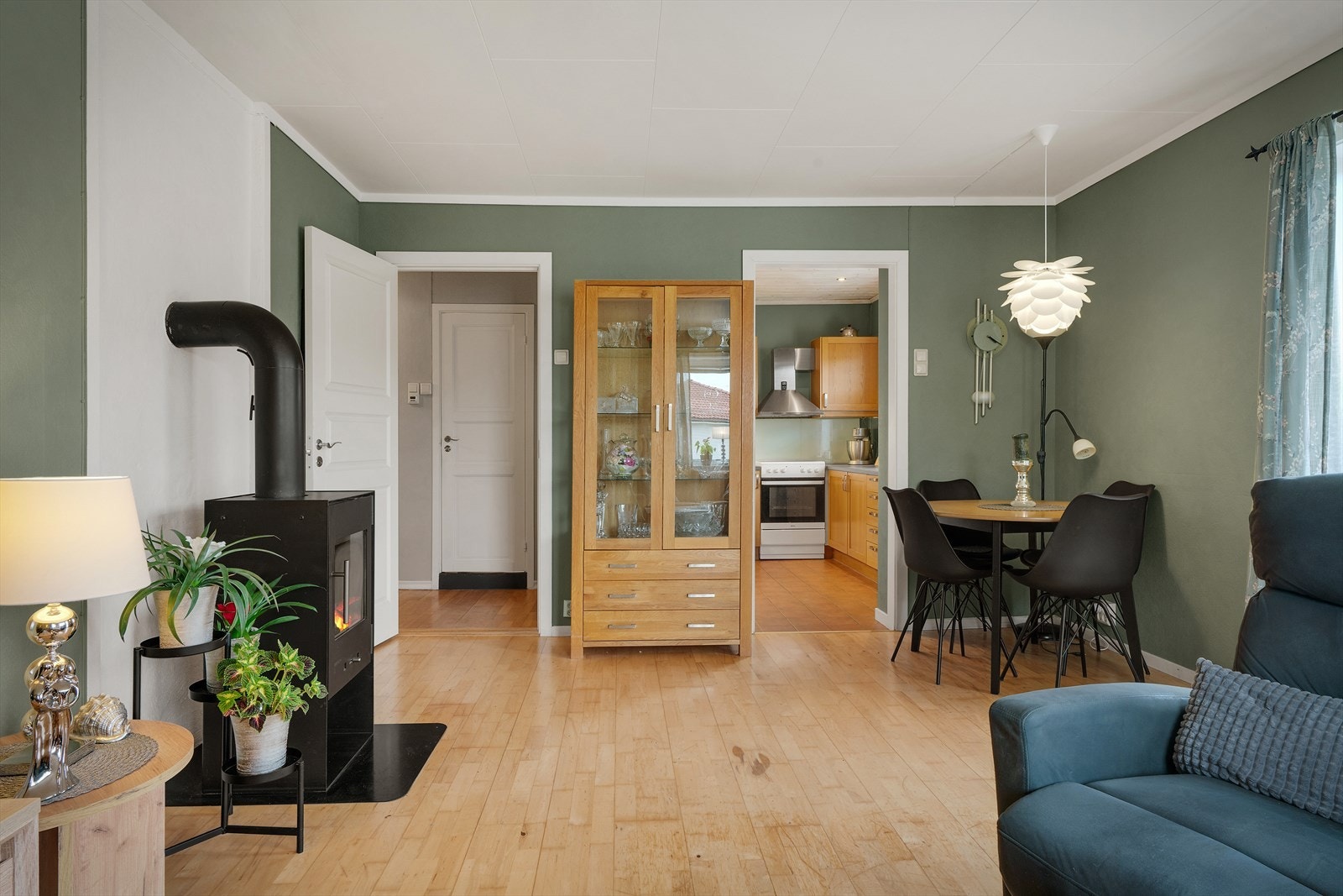 Rommets store vinduer gir godt med lysinnslipp og vedovnen bidrar med varme og god stemning. Galleribilde