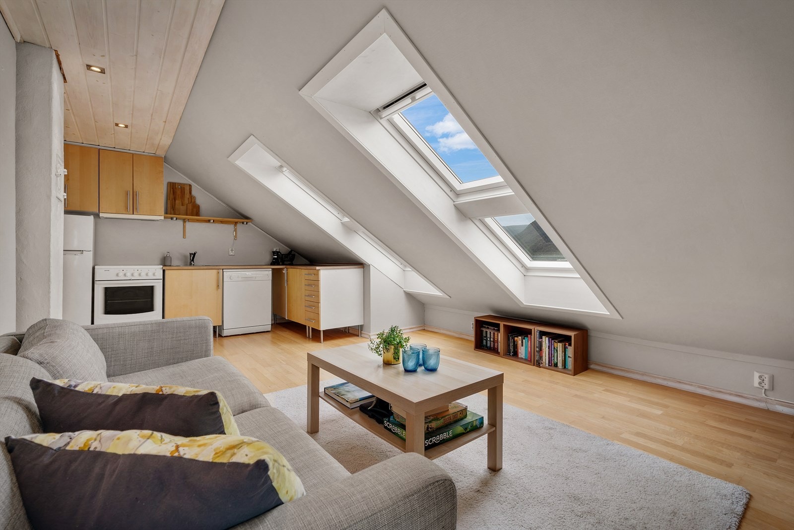Rommet er også her godt belyst av to store velux vinduer. Galleribilde
