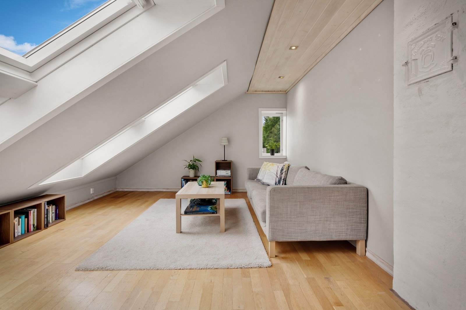 I stuen har man plass til stor sofa, tv med tilhørende møbel for også et spisebord. Galleribilde