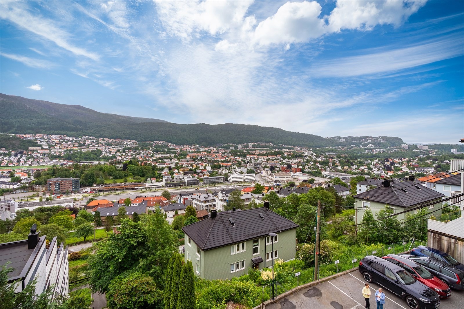 Her får du en av byens beste utsikter, nærhet til fjell og natur samt god plass til at hele familien kan boltre seg. Galleribilde
