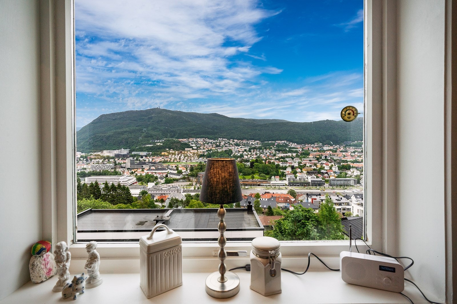 Rommets store vindu gir rikelig med naturlig lys og fremhever virkelig at man er på toppen! Galleribilde